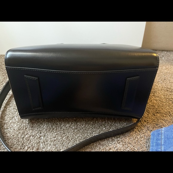 SOLD on 🅿️🅿️💜Last call! Givenchy small Antigona in glazed calfskin - Picture 13 of 16